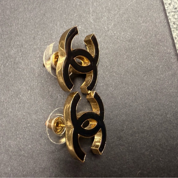 CHANEL CC enamel stud earrings - Picture 6 of 6